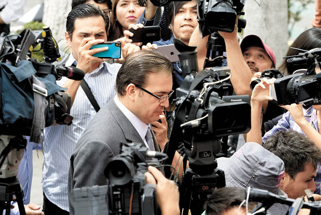 La institución sigue varias rutas del dinero desviado por el mandatario con licencia. 