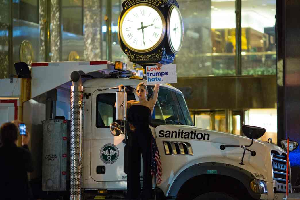 Lady Gaga frente a la Torre Trump. 