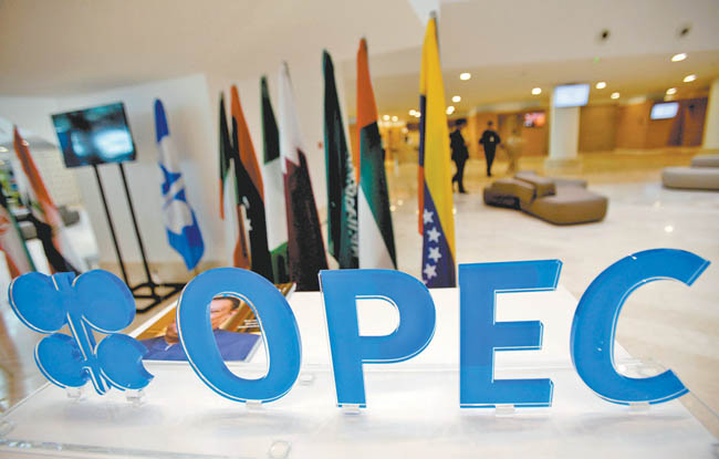 El logotipo de la Organización de Países Exportadores de Petróleo en la reunión de Algeria. 
