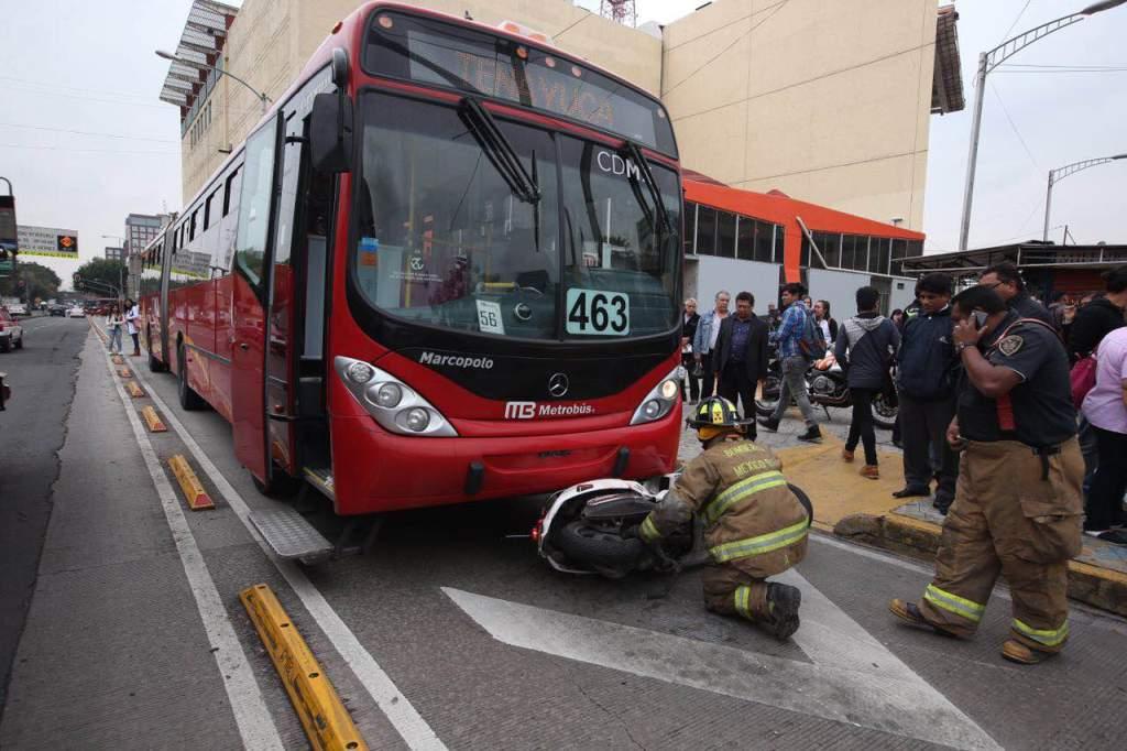 El motociclista circulaba por avenida Chapultepec cuando fue arrollado por un automóvil; la mota en la que iba a bordo fue aplastada por el Metrobús. 