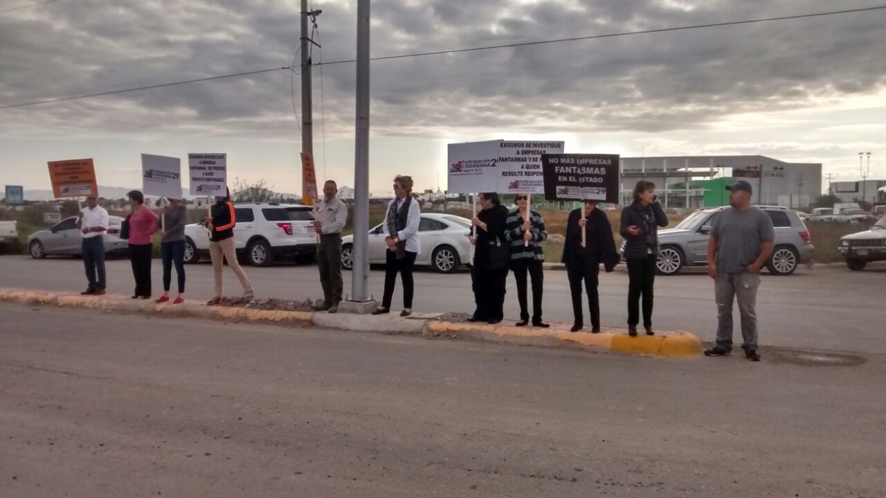 La organización Participación Ciudadana 29 realizó una manifestación en el arranque de obras del Centro de Convenciones de Torreón.