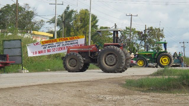 Productores agrícolas bloquean la carretera Tampico - Valles, 