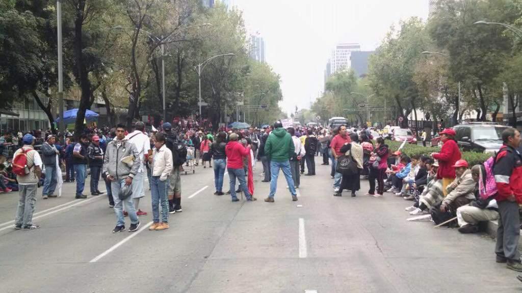 Debido a la protesta, un carril del sentido contrario de Paseo de la Reforma fue habilitado como vía reversible. 
