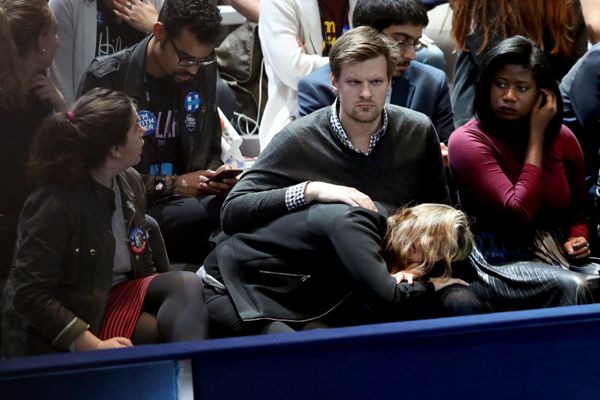 Simpatizantes de Hillary Clinton están tristes pro los resultados de la contienda.
