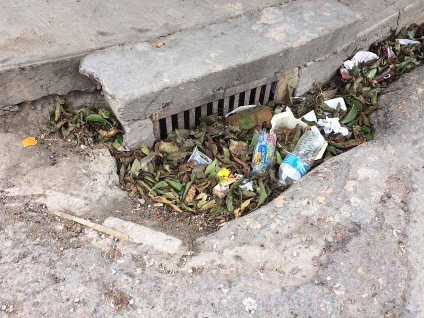 Vecinos de la avenida Abasolo de Torreón, temen que llueva debido a la deficiencia del drenaje.