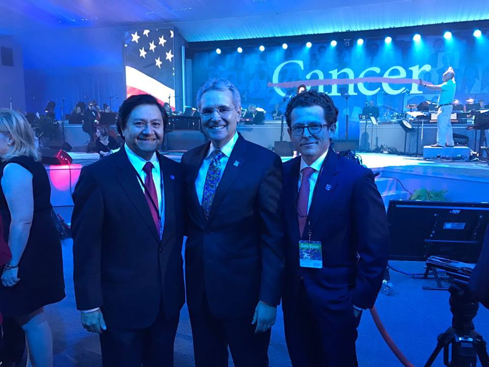 Abelardo Meneses, director del Instituto Nacional de Cancerología (izquieda), Ronald A. DePinho, presidente del Md Anderson (centro) y Francisco Gonza
