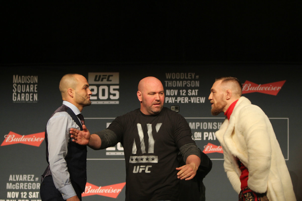 Eddie Álvarez y Conor McGregor se encararon en la conferencia de prensa previa a UFC 205