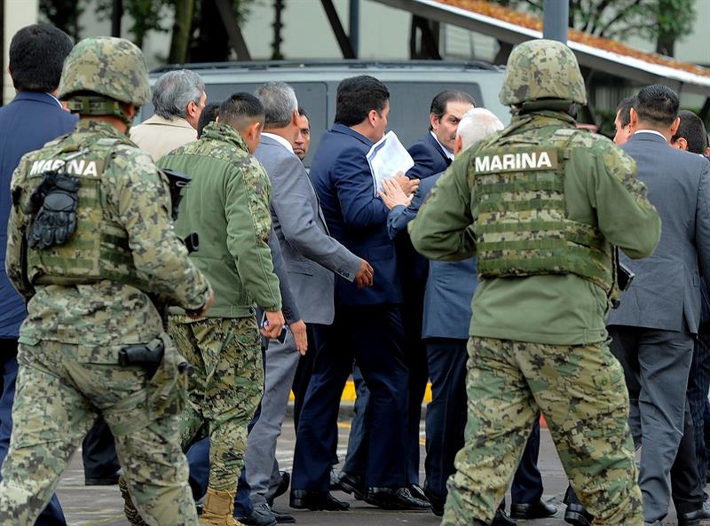 El exgobernador mexicano Guillermo Padrés llegó al juzgado escoltado por la Marina.