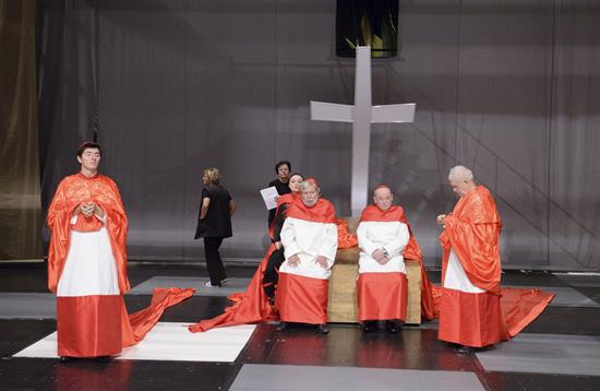 Fotografía de un ensayo de la obra 'De profesión Papa'