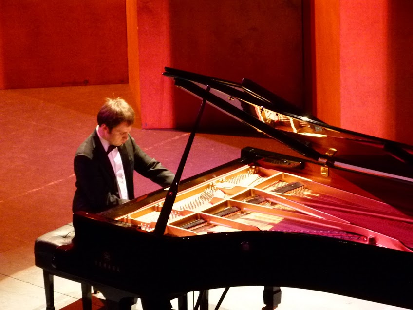 El pianista Emanuel Rimoldi, se presentó en el Teatro Isauro Martínez.