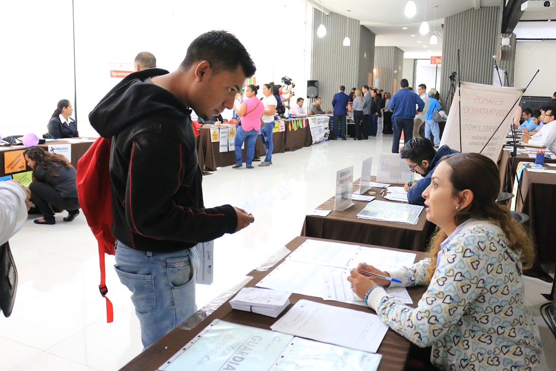 Realizan feria del empleo en el Congreso del Estado.