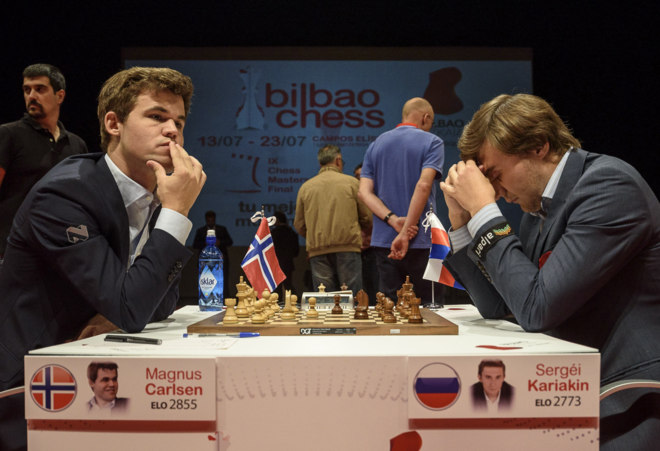 Magnus Carlsen y Sergei Kariakin durante la tercera jornada del Encuentro de Maestros de Bilbao, en julio pasado