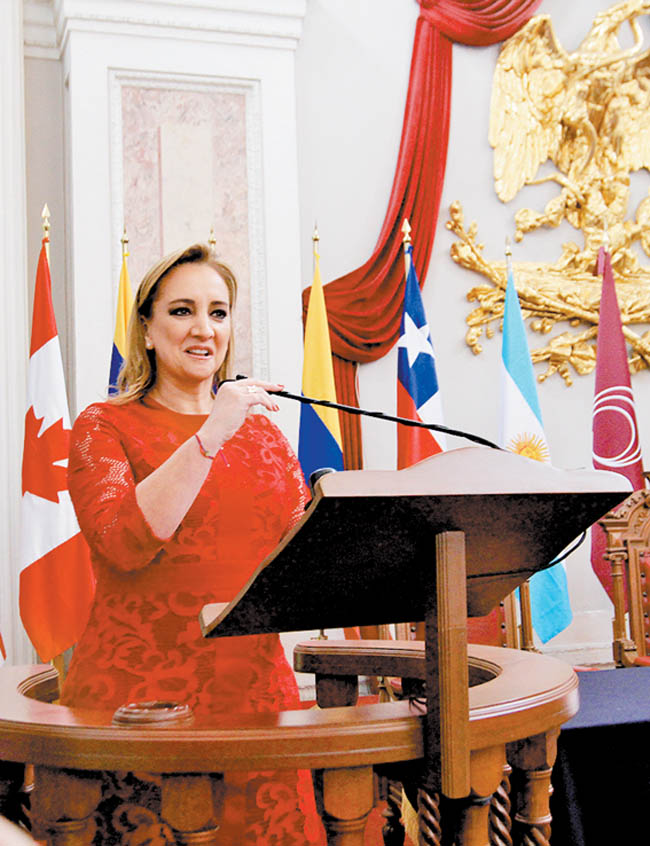 Participó en una cumbre de presidentes de consejos de rectores. 