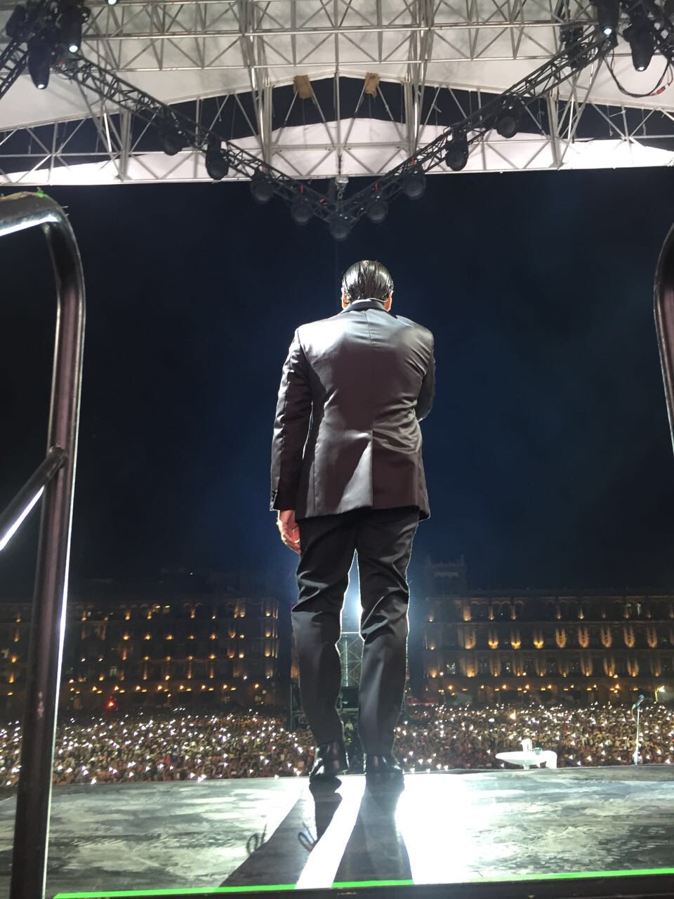 Alejandro Fernández le 'canta' al amor en el Zócalo.