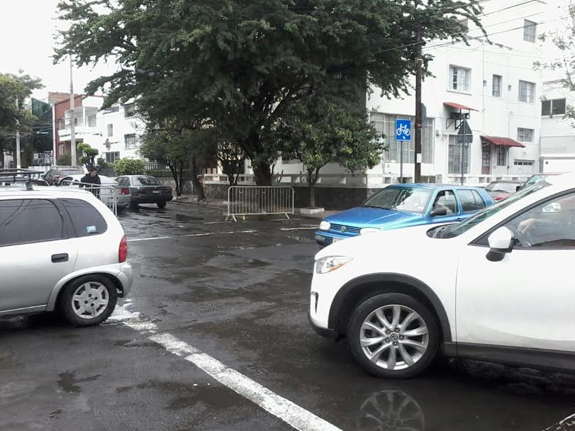 Automovilistas tratan de avanzar por calle Progreso ante cierre de Chapultepec