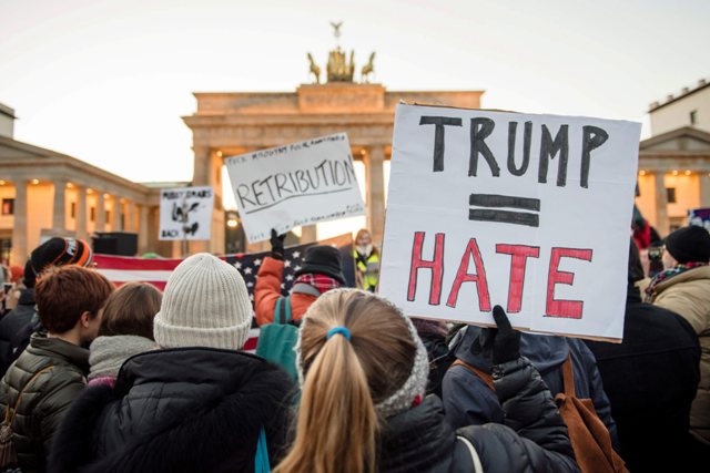 La protesta en Alemania repudia la construcción del muro fronterizo con México, ya que es similar al que se realizó en Berlín durante la Guerra Fría.