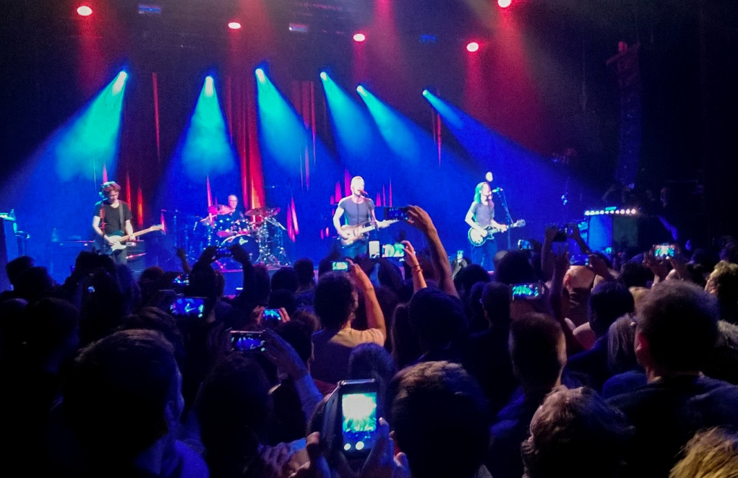 Sting, de 65 años, no cobrará por este concierto, cuya recaudación se destinará a las asociaciones de víctimas.