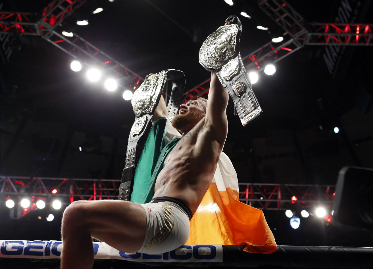 Conor McGregor se convirtió en el primer luchador en ser campeón en dos categorías  (145 y 155 libras)