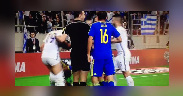 Edin Dzeko bajó los pantaloncillos de su compañero de profesión