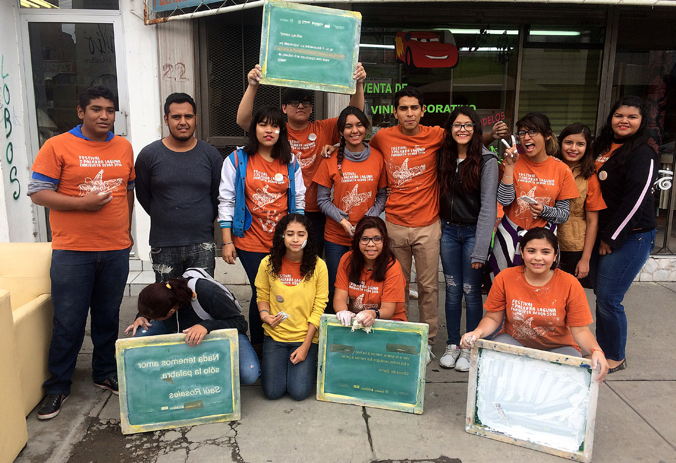 Jóvenes laguneros ofrecieron “lecturas para llevar” durante el Festival de La Palabra en Torreón.