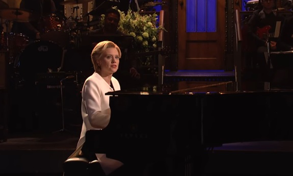 Kate McKinnon se caracterizó como Hillary Clinton e interpretó Hallelujah de Leonard Cohen. 