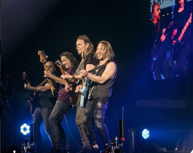 Maná condena racismo durante concierto en Los Ángeles
