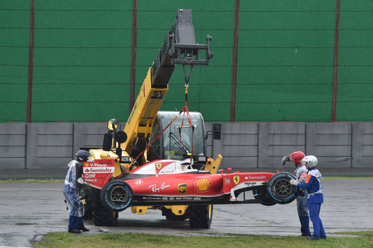 El monoplaza de Kimmi Raikkonen es retirado tras chocar con un muro de la recta principal