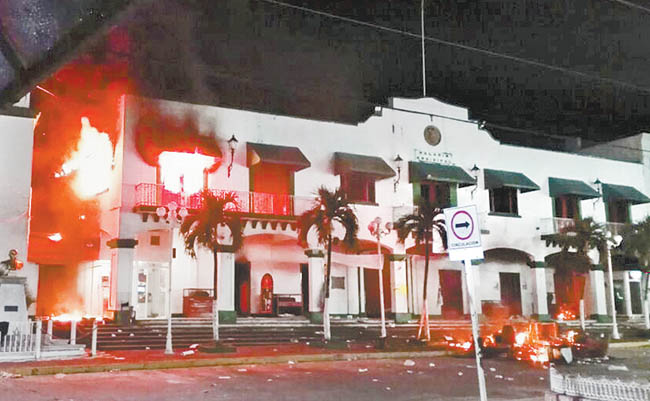 Por la noche aún se veían las llamas en algunas oficinas del Palacio Municipal. 