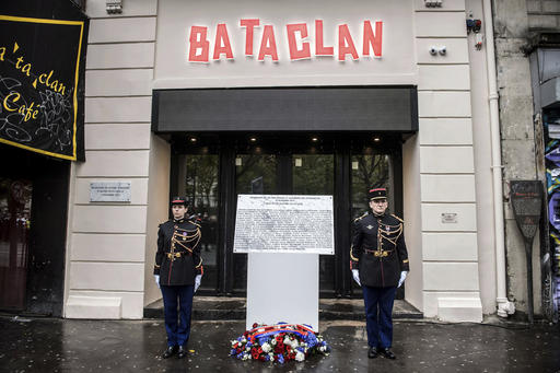 Una de las placas fue develada frente al Bataclan, la sala de conciertos donde un comando yihadista irrumpió en medio de un concierto de la banda Eagl