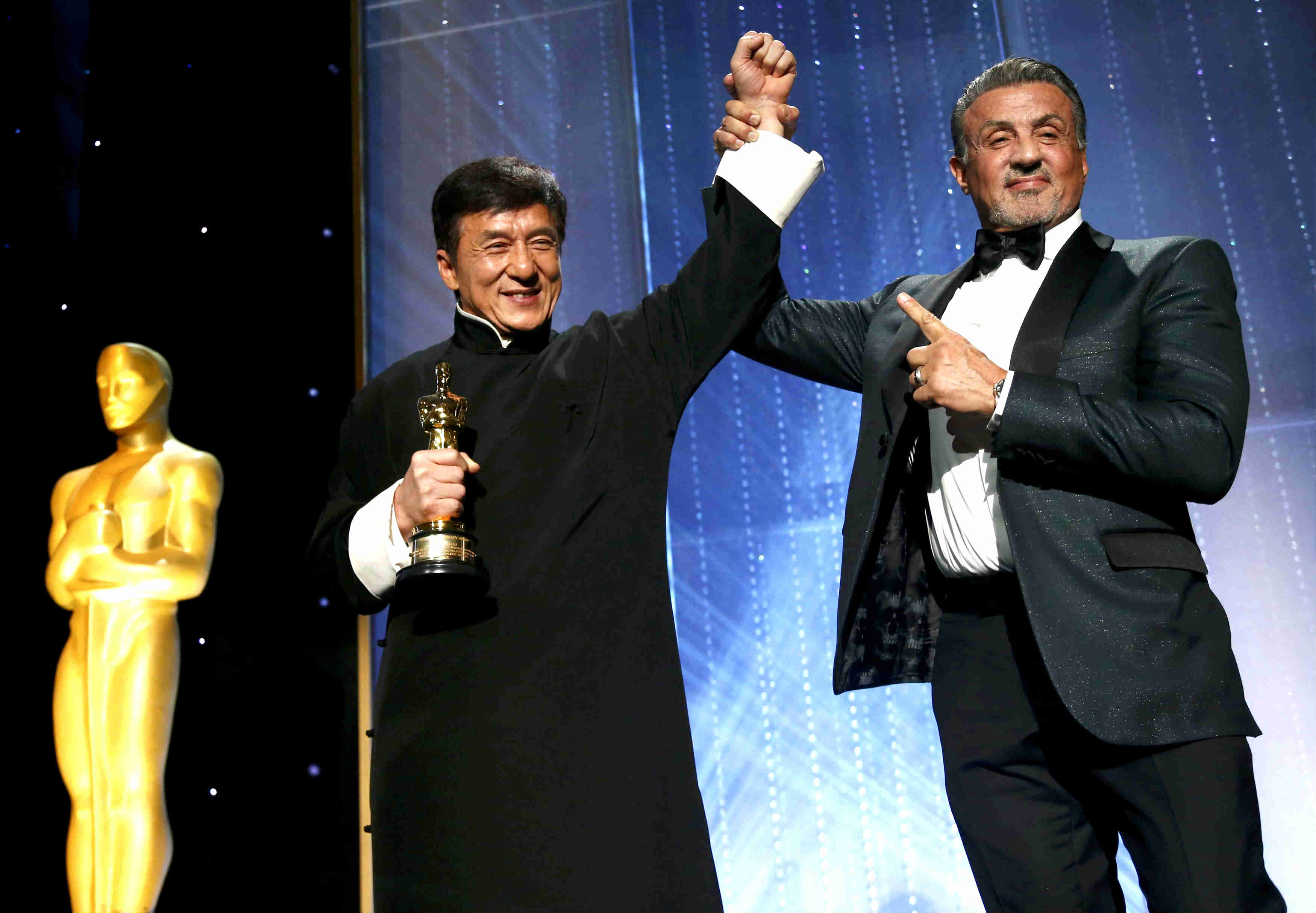 Sylvester Stallone fue el encargado de entregar la estatuilla a Jackie Chan. 