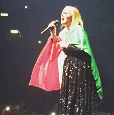 Adele se cubrió con una bandera de México. 