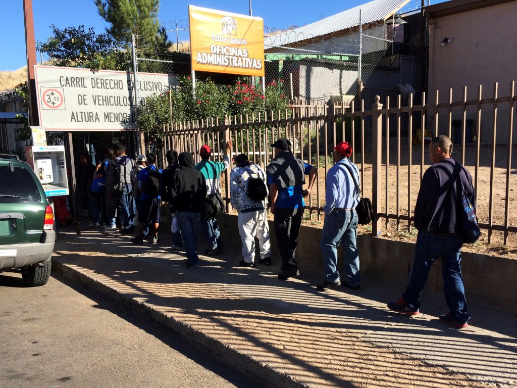 El Comedor, centro de deportados y migrantes desde el que se ve la cerca de la frontera.