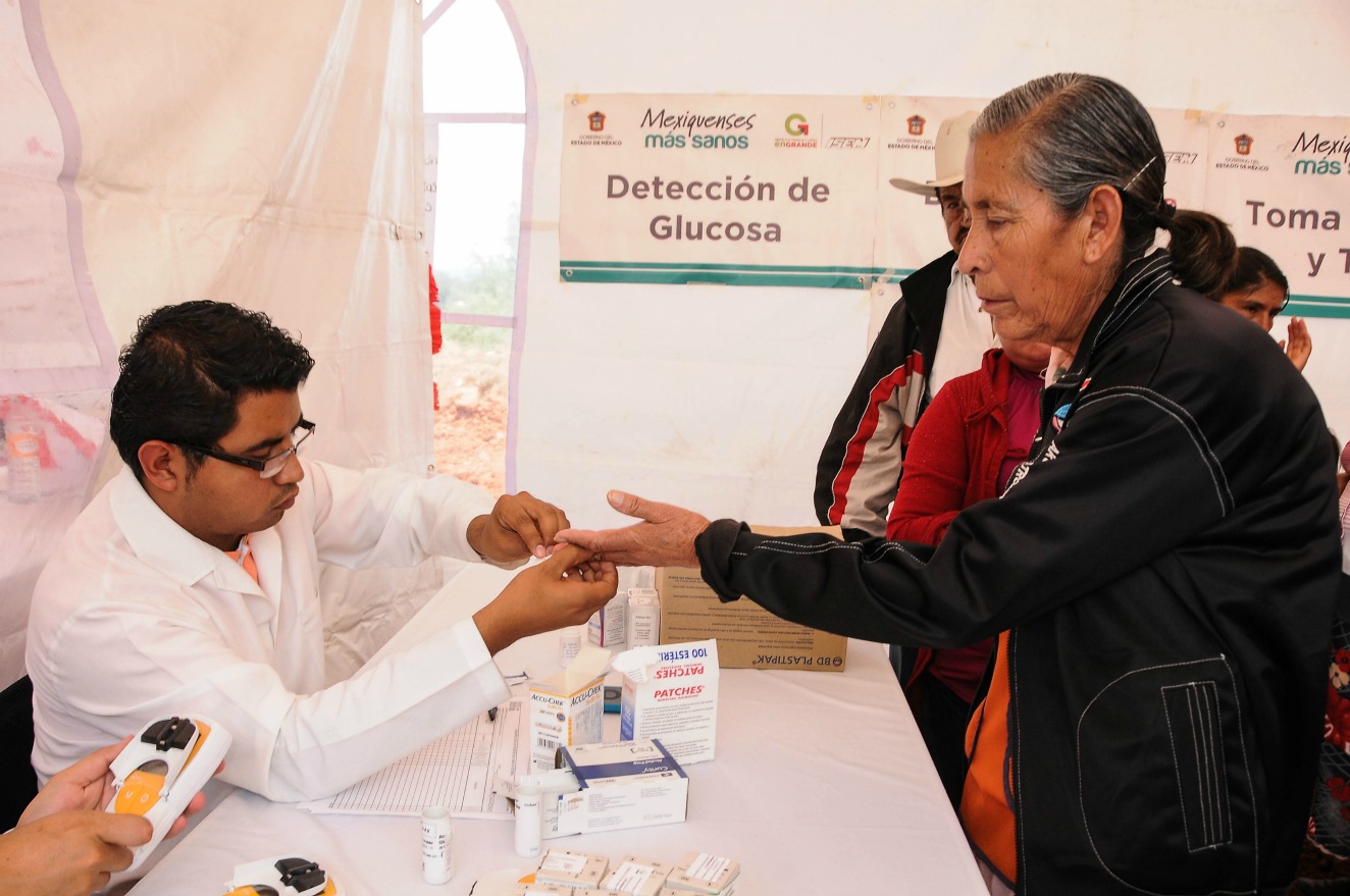 Diabetes, prueba de glucosa, consulta médica, médico, doctor, anciano, ISEM, salud.
