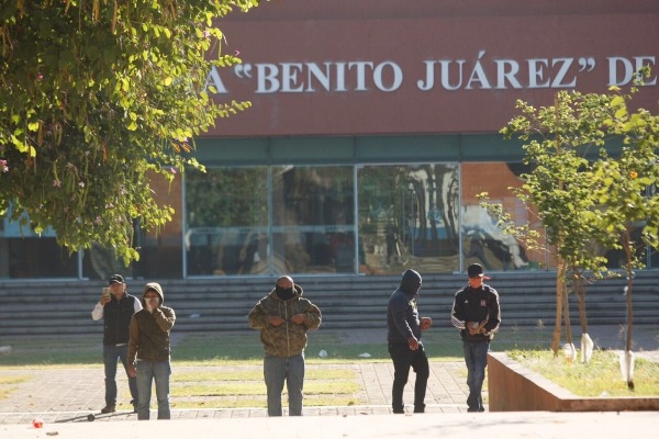 Los encapuchados realizaron disparos de arma de fuego, por lo que se suspendieron las actividades escolares.