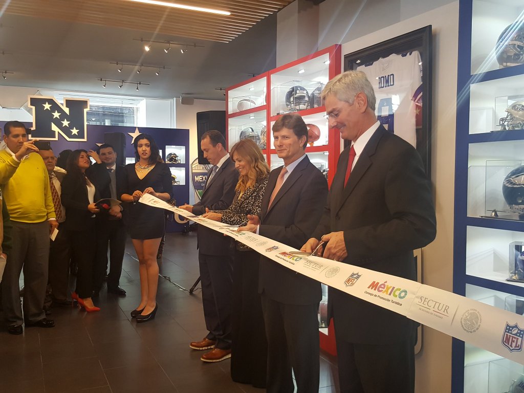 Inauguración de la exposición de la NFL en la Secretaría de Turismo