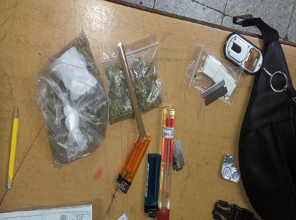 A la joven de 20 años le fue encontrada cocaína, navajas y mariguana.