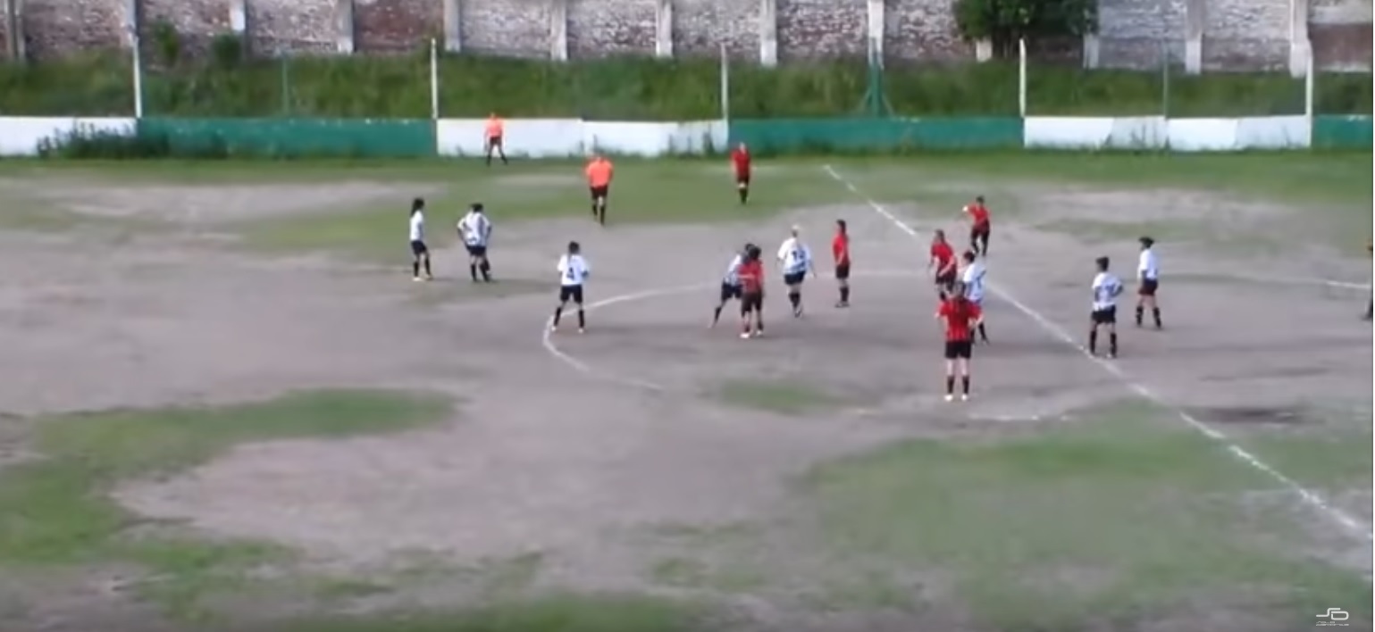 Momento en que la jugadora lanzó un puñetazo a su adversaria