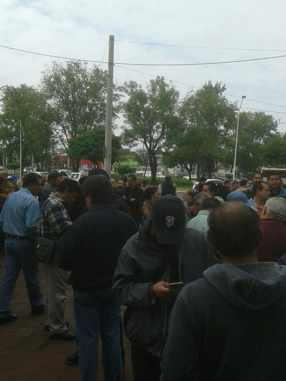 Transportistas del Área Metropolitana de Guadalajara  se manifiestan la mañana de este lunes a las afueras de la Secretaría de Movilidad (Semov) 