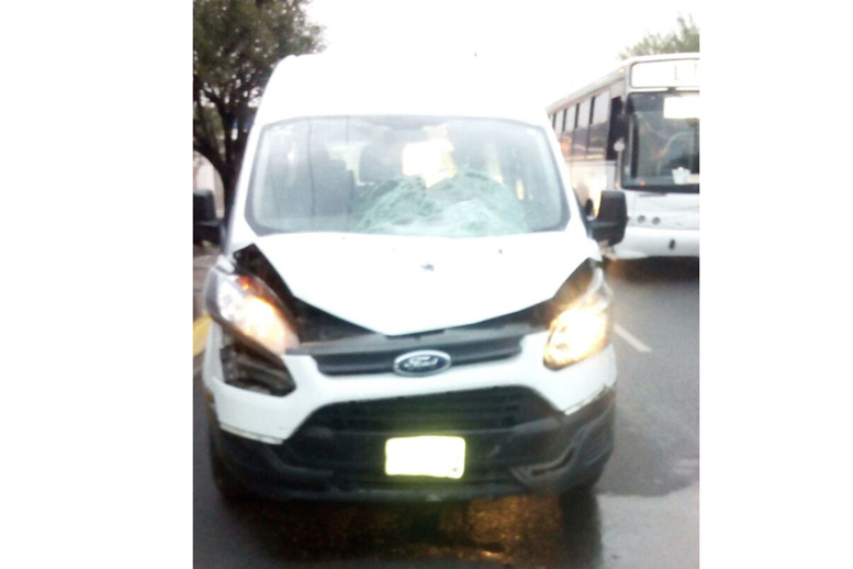 Tras el fuerte impacto se destrozó el parabrisas del vehículo. 