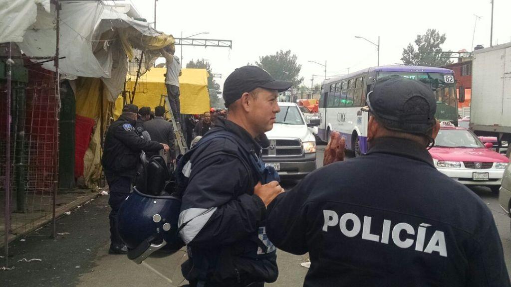 Los vendedores retiraron sus puestos para evitar que fueran confiscados.