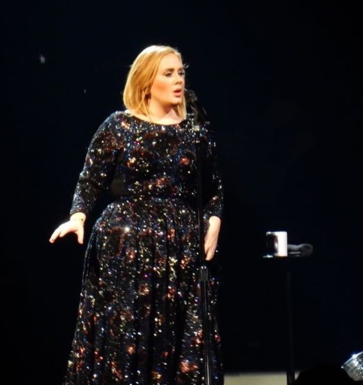 Adele interpretó sus éxitos en el Palacio de los Deportes.