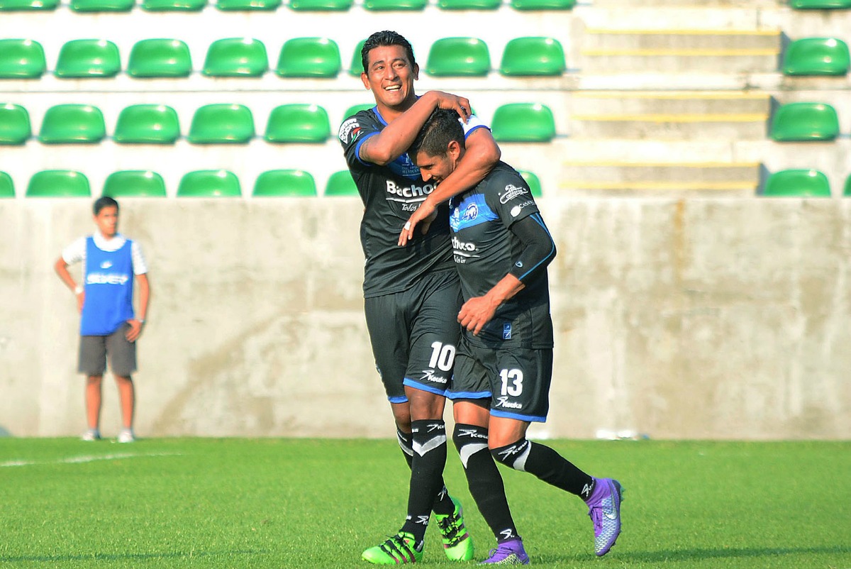 Alfredo Moreno y Ángel Reyna festejan tras anotar un gol