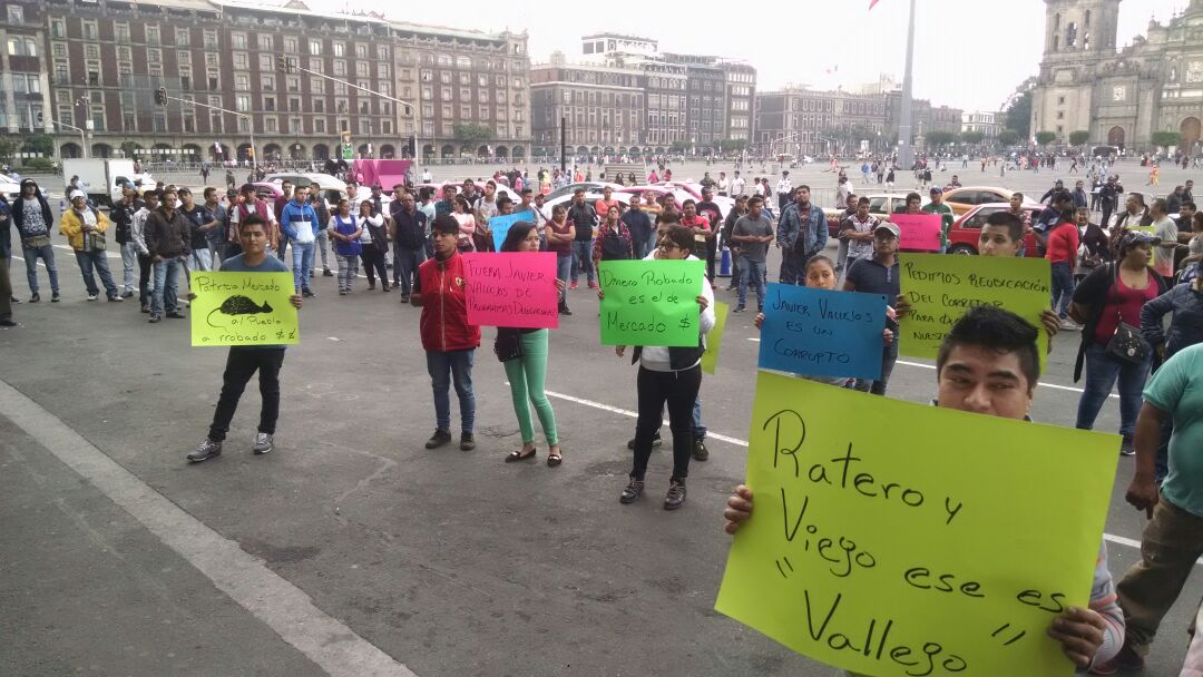 Los comerciantes que protestan en el Zócalo piden sea liberada la entrada de un predio que ocuparán como plaza comercial popular.
