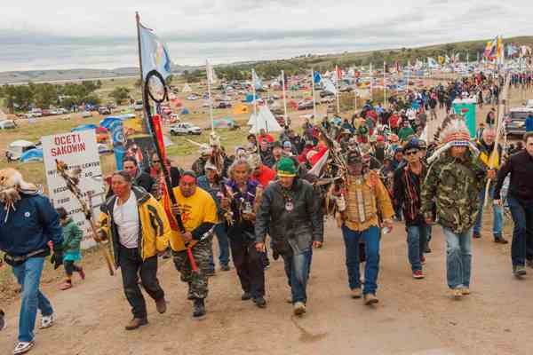 La decisión es una victoria parcial para la comunidad de Standing Rock Sioux pues el río y el lago son sus fuentes de agua potable.