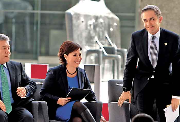 El director del Infonavit, Davyd Penchyna; la titular de la Sedatu, Rosario Robles, y el jefe de Gobierno, Miguel Ángel Mancera.