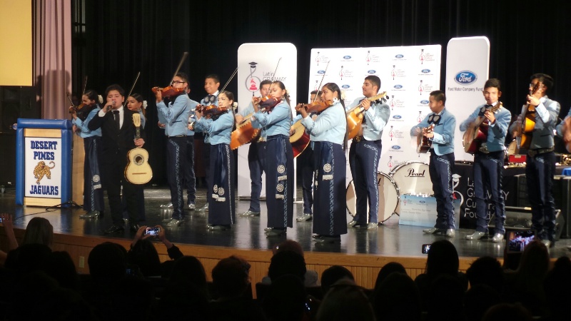 Fundación Grammy Latino donó instrumentos a Desert Pines High School.