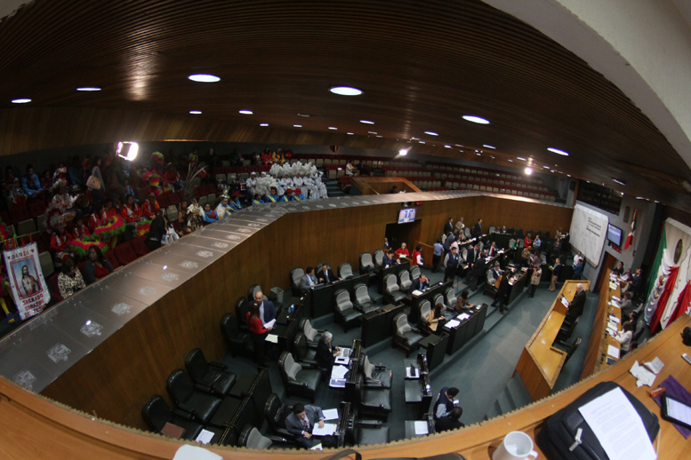 Ayer un grupo de peregrinos visitaron el Congreso buscando instituir el Día del Matachin. 