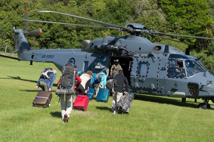 Un helicóptero de la Fuerza Aérea ayudó a evacuar a las personas varadas en el sur de la isla.