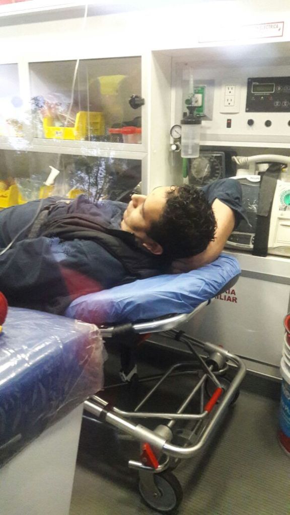 El hombre, de aproximadamente 29 años, fue trasladado a bordo de una ambulancia al Hospital Magdalena Contreras de las Salinas. 