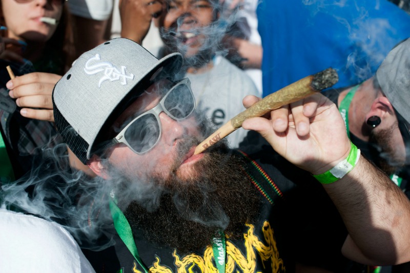 La medida permite a las empresas privadas de la capital de Colorado crear áreas en las que los clientes puedan traer su mariguana y consumirla.
